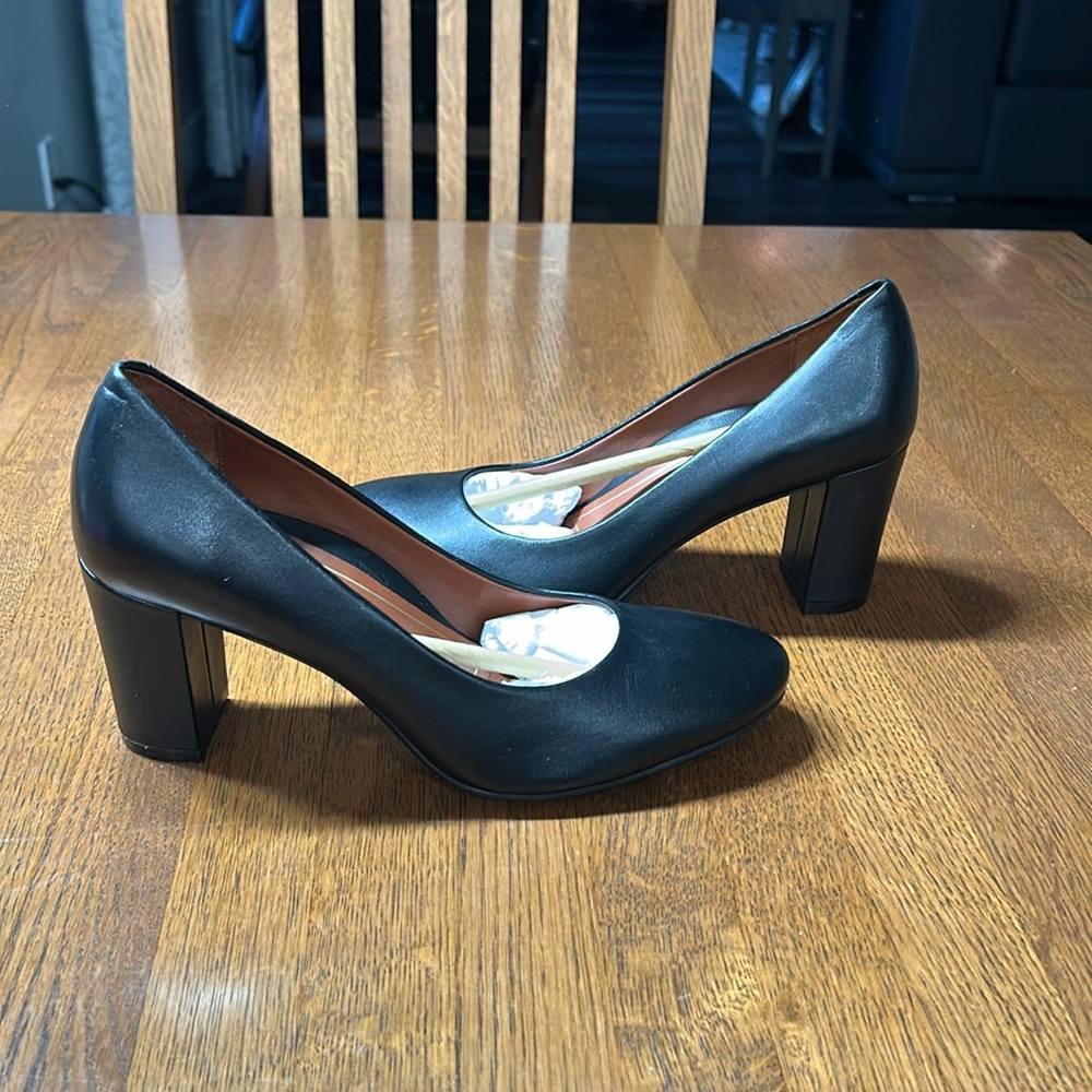 Vionic Black Leather Marianna Size 6.5 Heeled Pumps